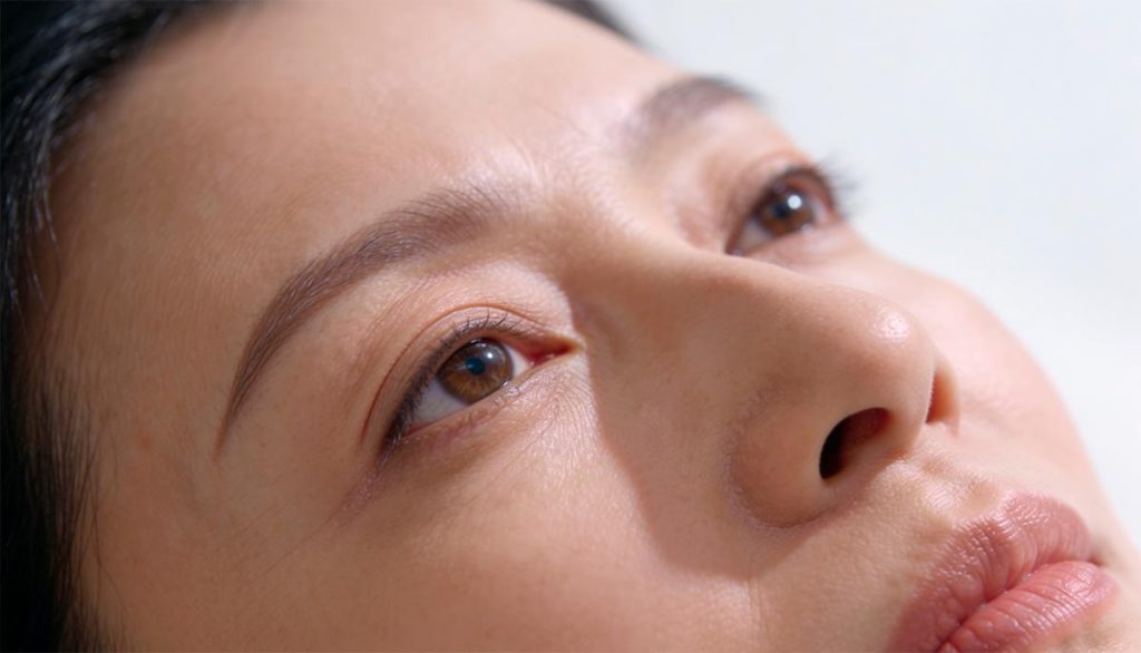 cirugia-de-parpados--blefaroplastia-rostro-femenino-relajado