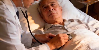 medico-visitando-paciente